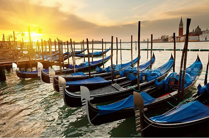 廠家直銷(xiāo)貢多拉游船澳門(mén)威尼斯人酒店景觀裝飾攝影木船歐式手劃船